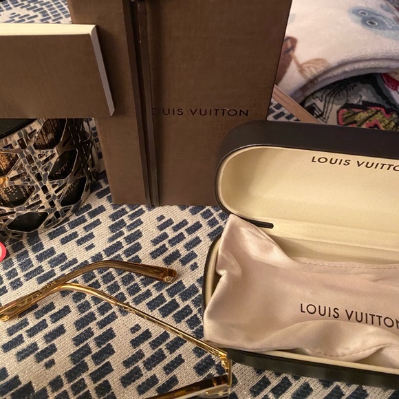 ๐ฆ LV Amber Cat Eye Sunglasses - Picture 9 of 15